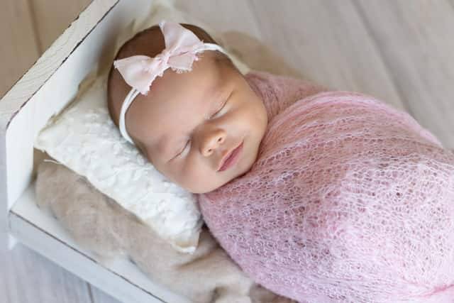Bábätko spinkajúce v košíku – novorodenecké fotenie ateliér Cabaj-Čápor