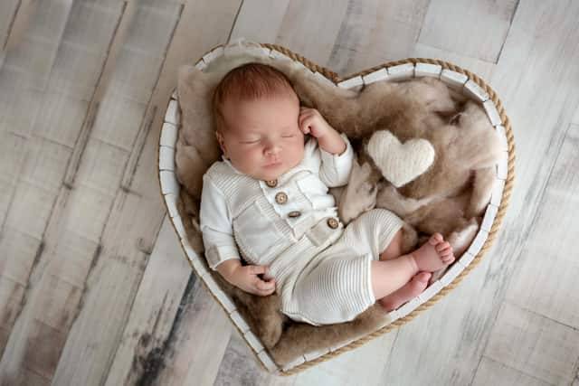Bábátko zabalené v jemnej deke – novorodenecké fotenie ateliér
