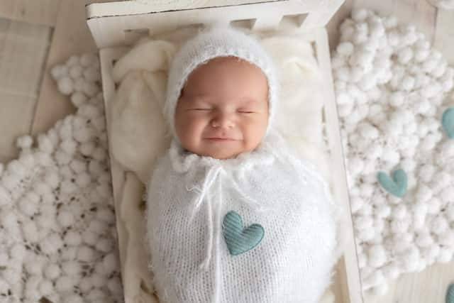 Rodičia s novorodencom – rodinné novorodenecké fotenie v Nitre