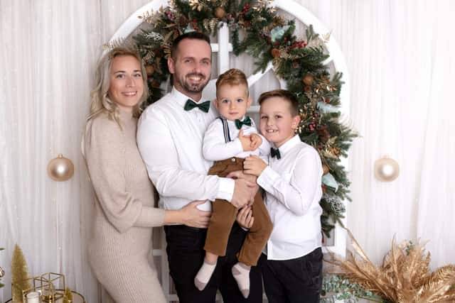 Rodičia s bábätkom – rodinné novorodenecké fotenie Nitra MDFOTO