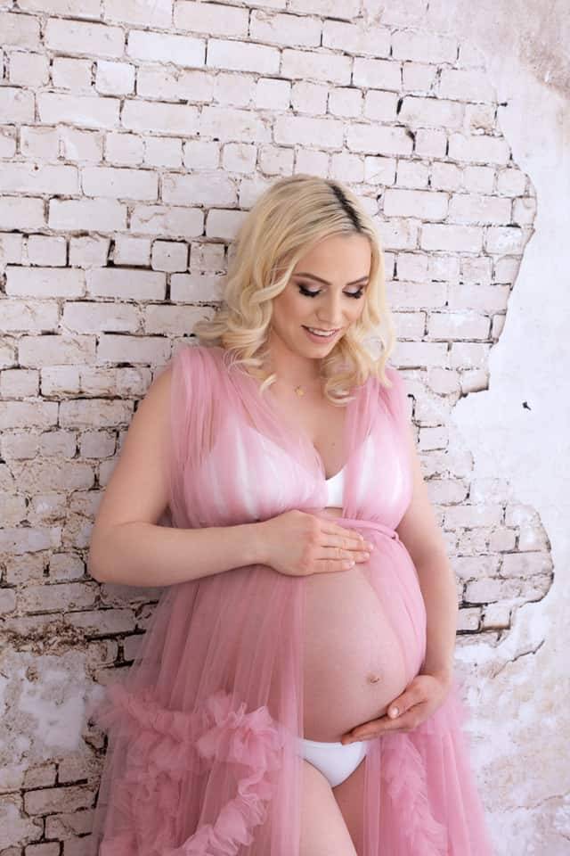 Tehotná žena s dieťaťom – rodinné tehotenské fotenie Nitra