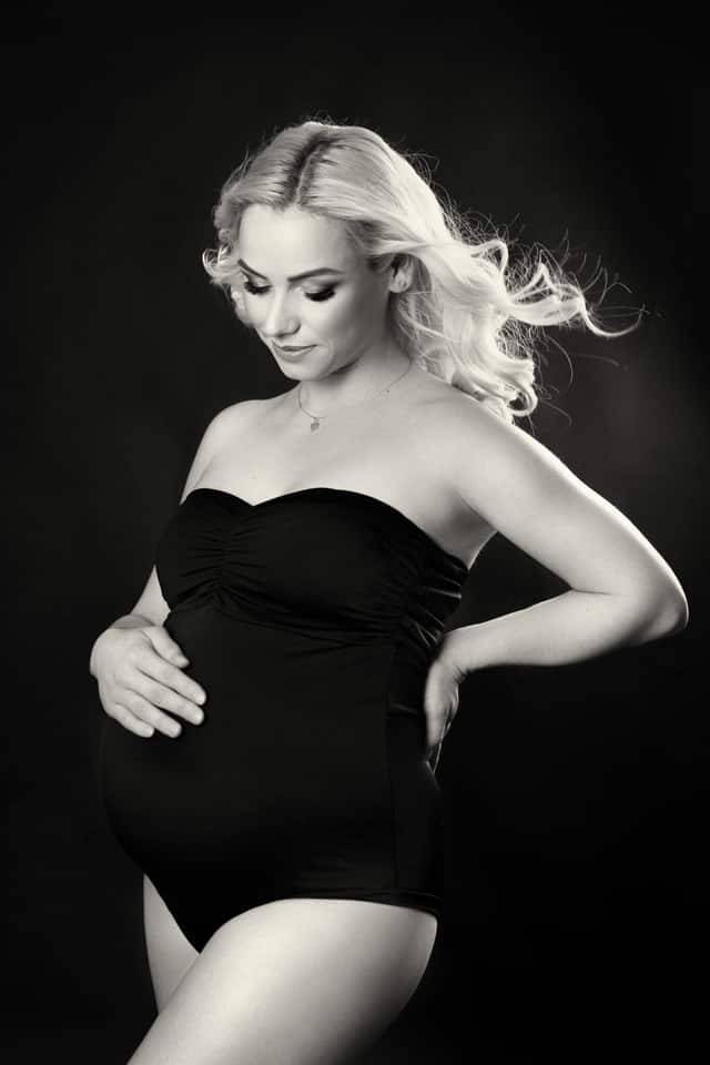 Mamička sa dotýka bruška – emotívne tehotenské fotenie MDFOTO